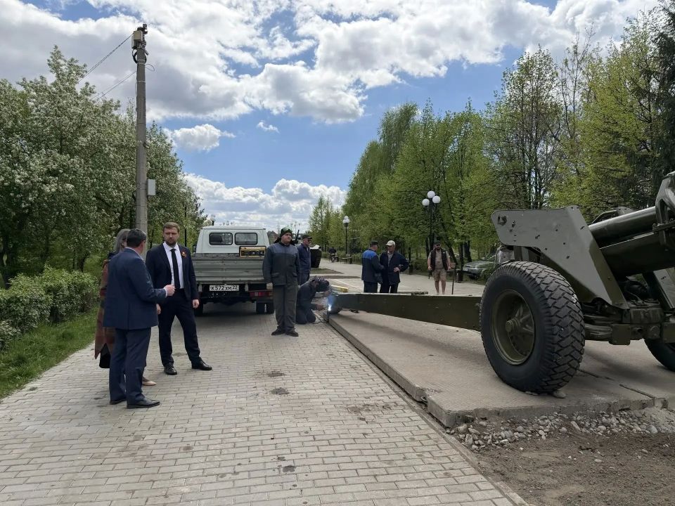 Обновление в Парке Победы. Накануне 9 мая в Парке Победы установили четыре артиллерийские пушки Обновление в Парке Победы. Накануне 9 мая в Парке Победы установили четыре артиллерийские пушки