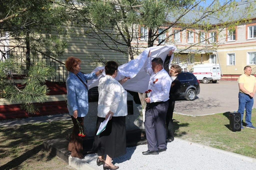 В Поспелихе открыли памятный знак, в честь медработников эвакогоспиталя № 2503 В Поспелихе открыли памятный знак, в честь медработников эвакогоспиталя № 2503