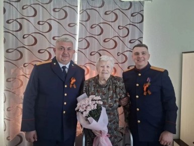 Офицеры Следственного комитета и полиции поздравили с Днём Победы ребёнка войны и ветерана следствия