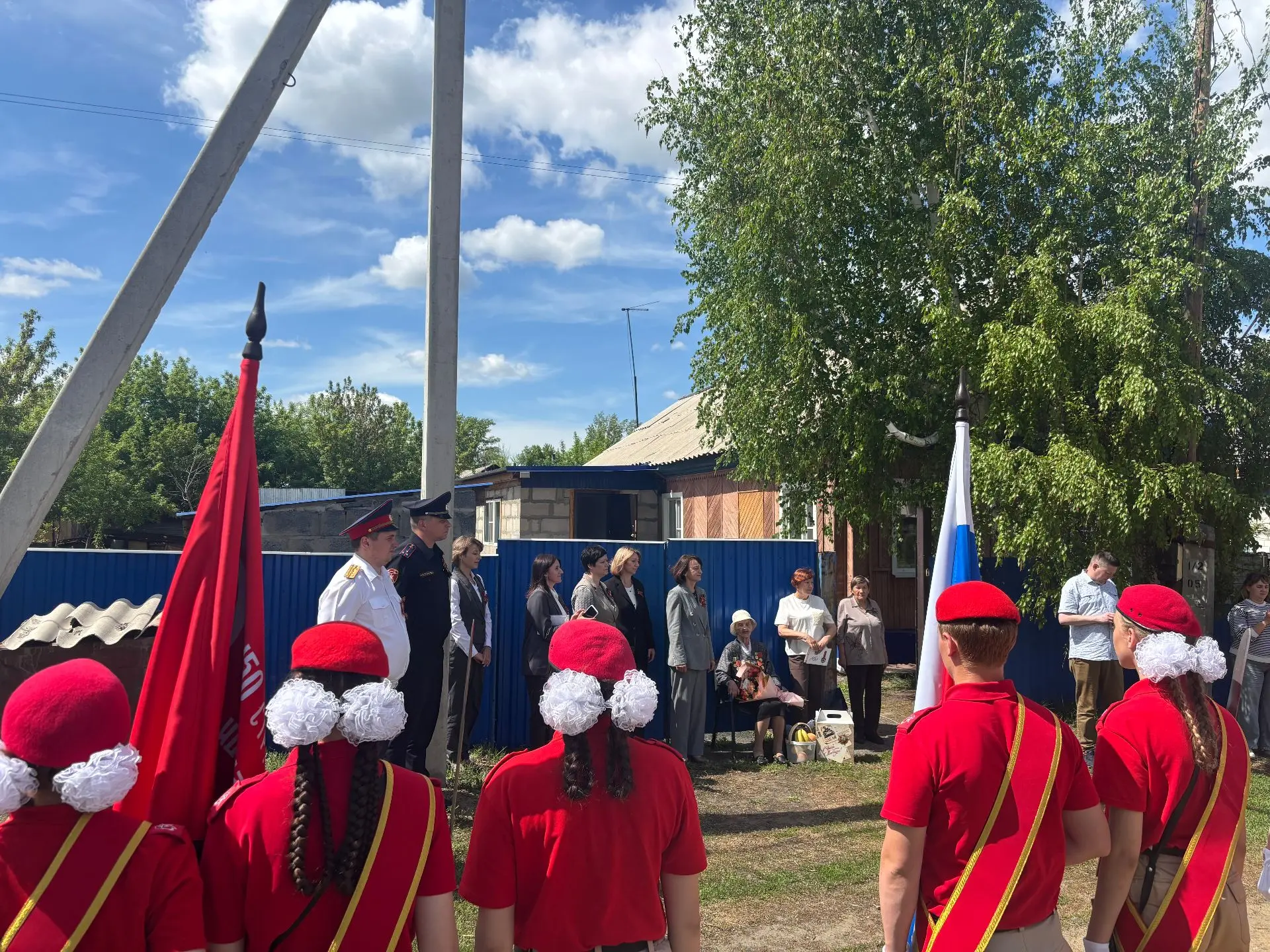Славгородские следователи присоединились ко Всероссийской акции «Парад у дома ветерана» Славгородские следователи присоединились ко Всероссийской акции «Парад у дома ветерана»