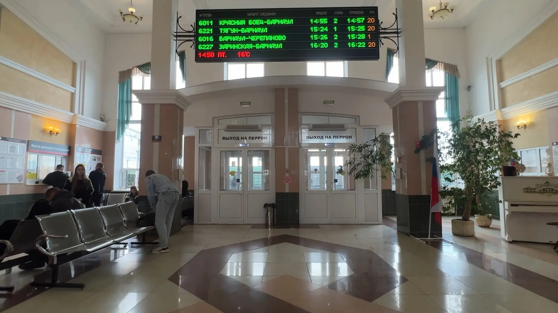 От продавщицы булочек до лучшего сотрудника страны: как начальница станции на Алтае превратила вокзал в культурный центр От продавщицы булочек до лучшего сотрудника страны: как начальница станции на Алтае превратила вокзал в культурный центр
