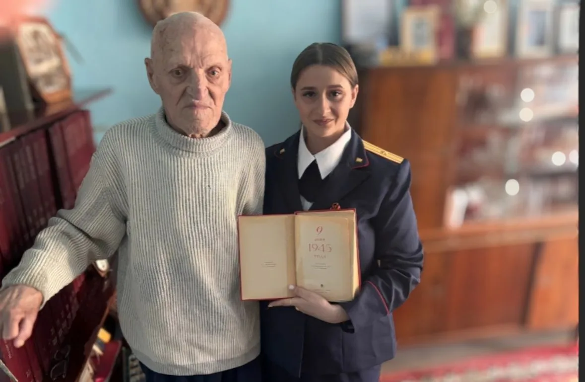 Следователи СК поздравили с Днем Победы старейшего жителя Белокурихи - фронтового разведчика Геннадия Алексеевича Малаханова