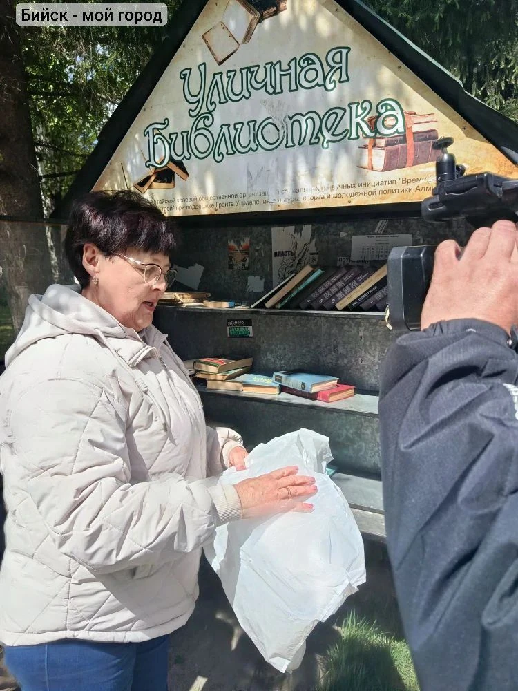 Уличная библиотека пользуется популярностью у бийчан
