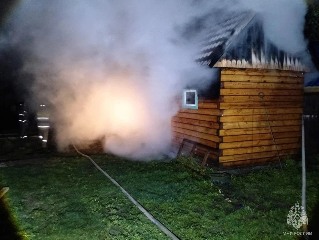 Ликвидированы пожары. Поздно вечером в Первомайском районе, в селе Бажово, загорелись две бани и надворная постройка Ликвидированы пожары. Поздно вечером в Первомайском районе, в селе Бажово, загорелись две бани и надворная постройка