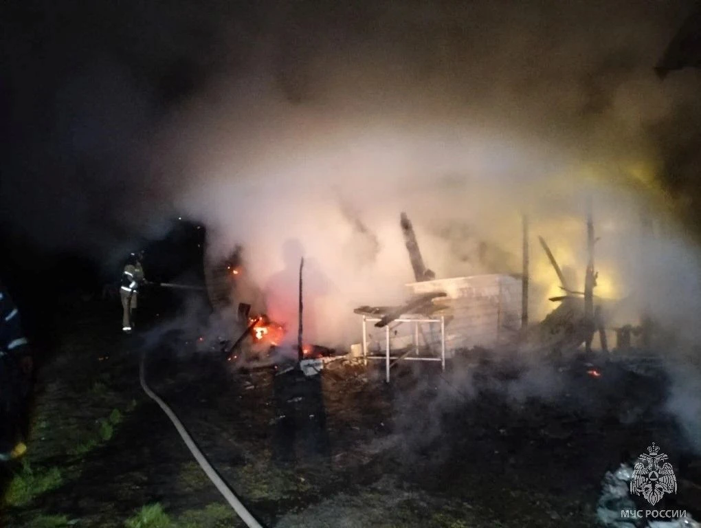 Ликвидированы пожары. Поздно вечером в Первомайском районе, в селе Бажово, загорелись две бани и надворная постройка