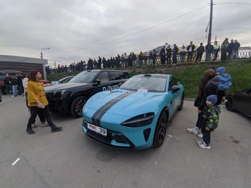 На "Старом базаре" старт сезона автогонок — показывают красивые машины На "Старом базаре" старт сезона автогонок — показывают красивые машины