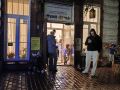 Очереди закончились, уставшие горожане вызывают такси