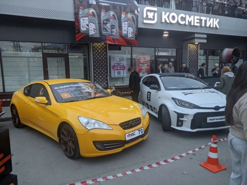 На "Старом базаре" старт сезона автогонок — показывают красивые машины На "Старом базаре" старт сезона автогонок — показывают красивые машины