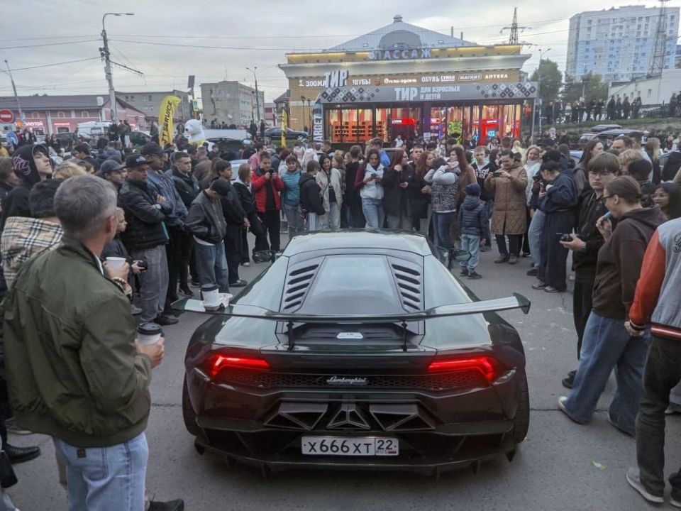 На "Старом базаре" старт сезона автогонок — показывают красивые машины На "Старом базаре" старт сезона автогонок — показывают красивые машины