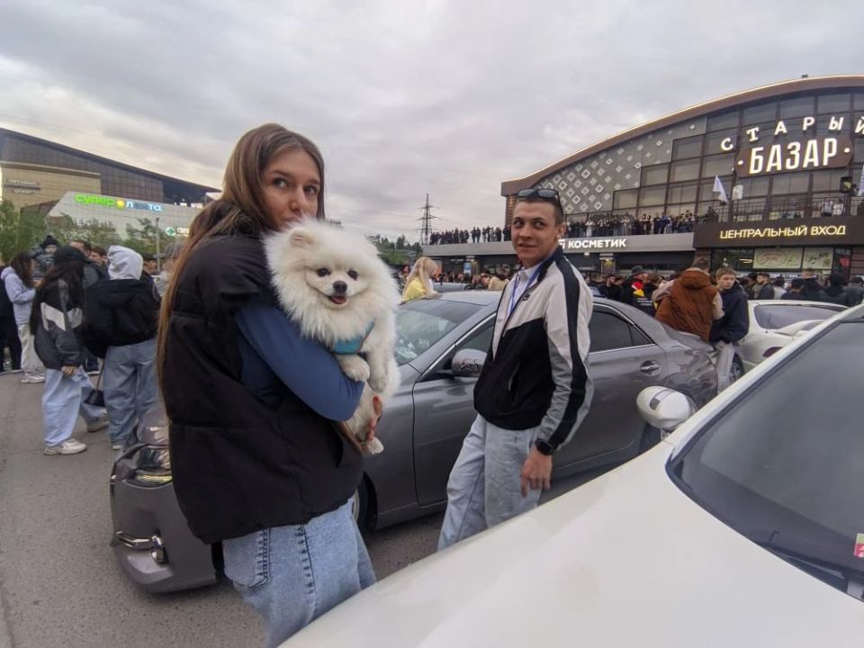На "Старом базаре" старт сезона автогонок — показывают красивые машины