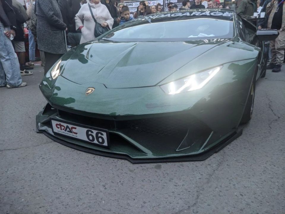 На "Старом базаре" старт сезона автогонок — показывают красивые машины На "Старом базаре" старт сезона автогонок — показывают красивые машины