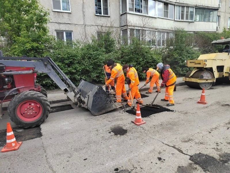 Дорожная служба проводит локальный ремонт дорожного покрытия переулка Ядринцева