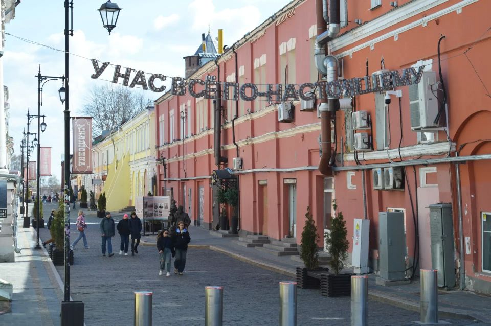 Нижний Новгород – город контрастов, где древний Кремль соседствует с ультрасовременными пространствами, а волжские просторы открываются сразу с нескольких набережных Нижний Новгород – город контрастов, где древний Кремль соседствует с ультрасовременными пространствами, а волжские просторы открываются сразу с нескольких набережных