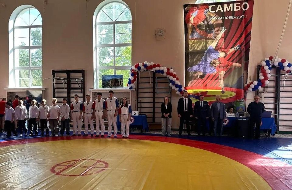 Бийские самбисты поборолись за Кубок Главы города Бийские самбисты поборолись за Кубок Главы города