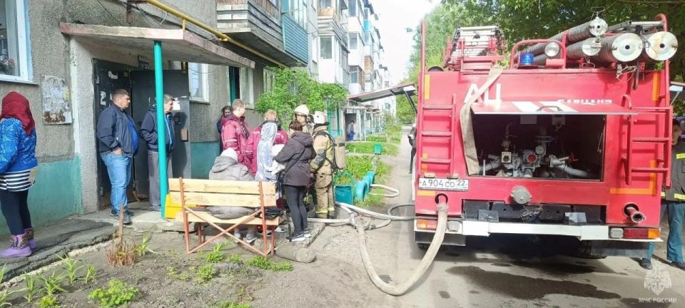 В Барнауле на пожаре спасены люди
