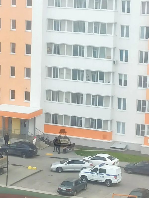 В Барнауле под окнами многоэтажки нашли тело человека