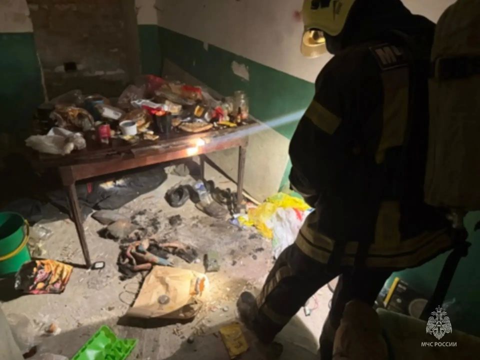 Человека спасли при пожаре в подвале барнаульского дома