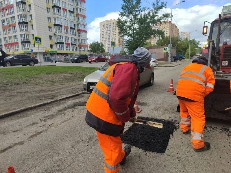 Дорожная служба проводит локальный ремонт дорожного покрытия переулка Ядринцева Дорожная служба проводит локальный ремонт дорожного покрытия переулка Ядринцева