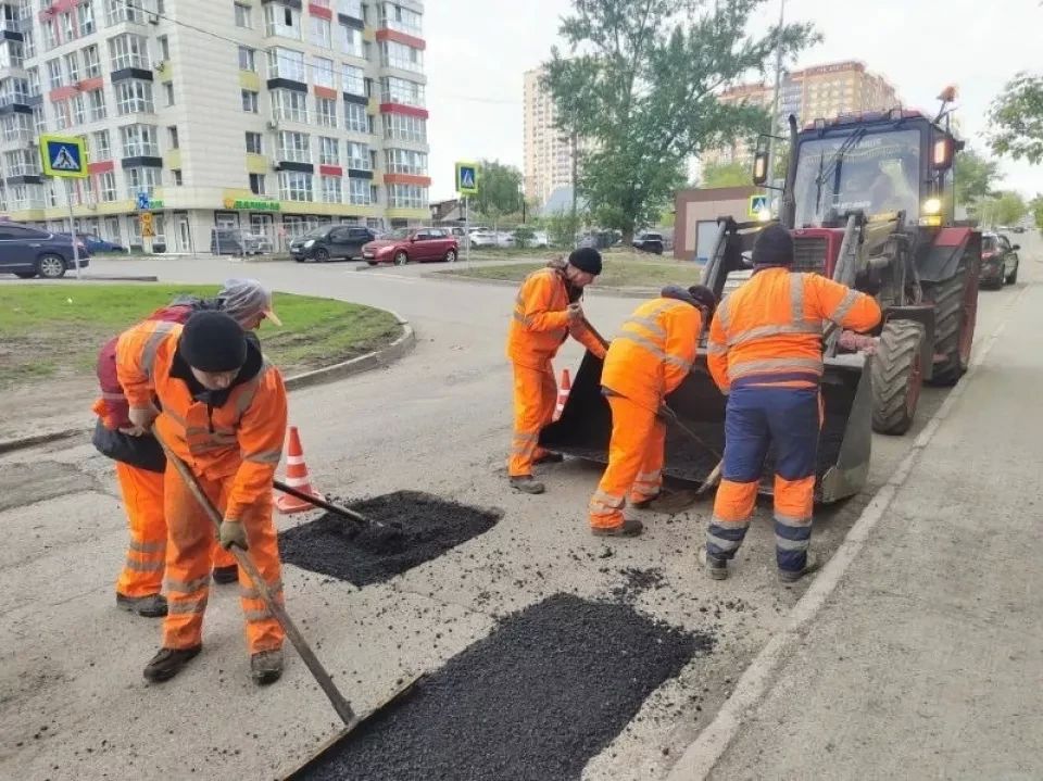 В Барнауле проводят локальный ремонт дорожного покрытия в переулке Ядринцева В Барнауле проводят локальный ремонт дорожного покрытия в переулке Ядринцева