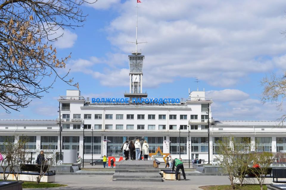 Нижний Новгород – город контрастов, где древний Кремль соседствует с ультрасовременными пространствами, а волжские просторы открываются сразу с нескольких набережных Нижний Новгород – город контрастов, где древний Кремль соседствует с ультрасовременными пространствами, а волжские просторы открываются сразу с нескольких набережных