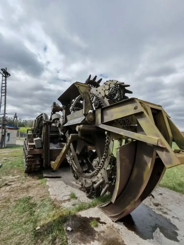 Быстроходную траншейную машину из Алтайского края отправили в зону СВО Быстроходную траншейную машину из Алтайского края отправили в зону СВО