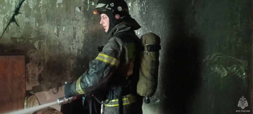 Утром 18 мая в Барнауле на ул. Антона Петрова произошел пожар Утром 18 мая в Барнауле на ул. Антона Петрова произошел пожар