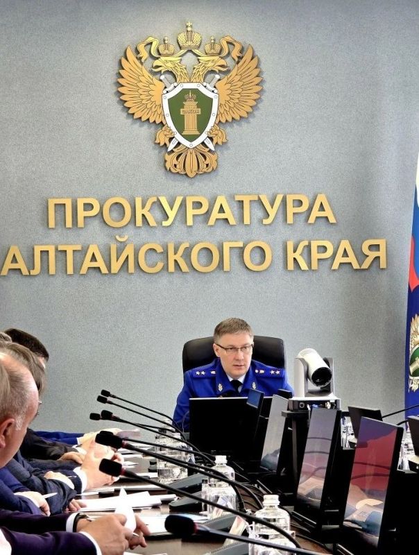 Прокурор Алтайского края Антон Герман провел заседание межведомственной рабочей группы по вопросам противодействия правонарушениям при реализации национальных проектов