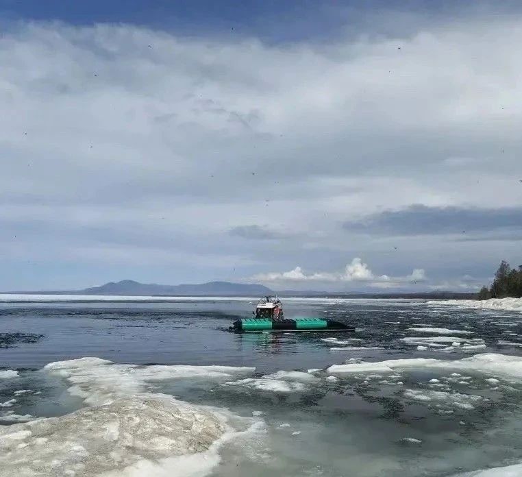 Катер с туристами перевернулся на Байкале: четыре человека ушли под воду