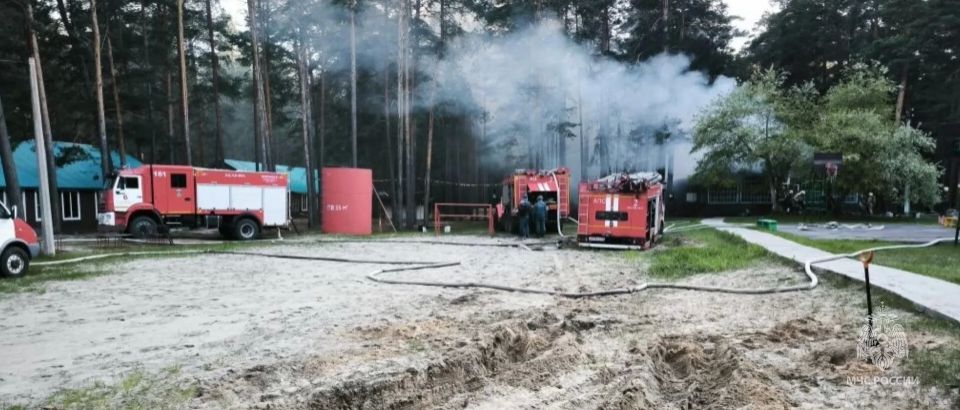 Идёт ликвидация пожара. В городе Барнауле, на шоссе Ленточный бор, произошло возгорание на территории детского оздоровительного лагеря Идёт ликвидация пожара. В городе Барнауле, на шоссе Ленточный бор, произошло возгорание на территории детского оздоровительного лагеря