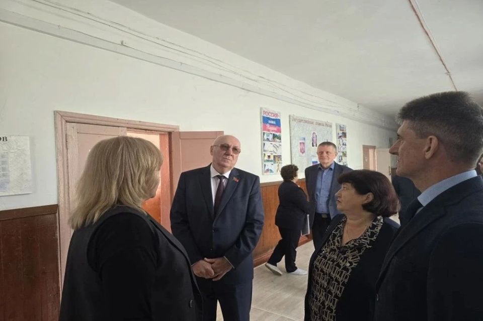 Заместитель председателя комитета АКЗС по здравоохранению, координатор партпроекта «Единой России» «Здоровое будущее» Владимир Пелеганчук с рабочим визитом посетил село Горновое Троицкого района