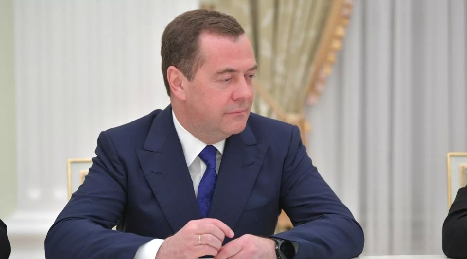 Новый учебник по обществознанию выйдет под редакцией Дмитрия Медведева