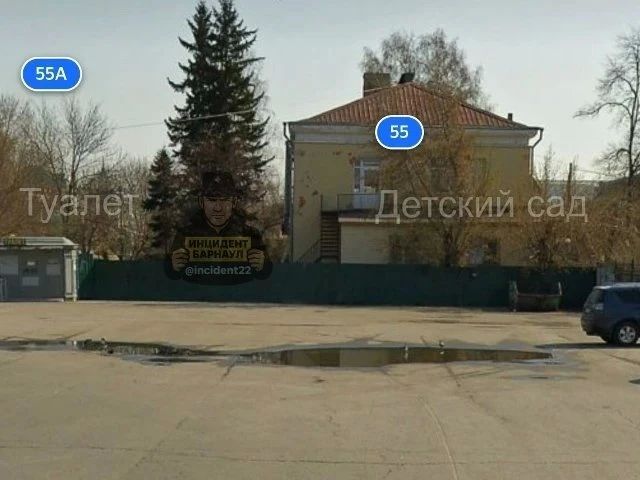 Родители воспитанников барнаульского детсада пожаловались на водителей автобусов, справляющих нужду у забора