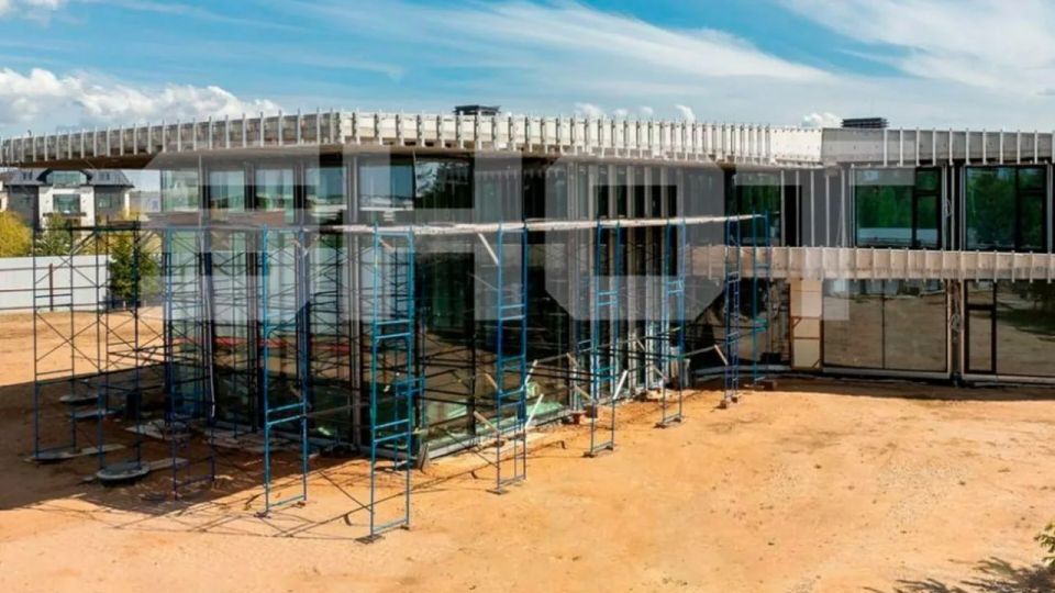 Блогеры Чекалины продали недостроенный особняк почти за миллиард рублей