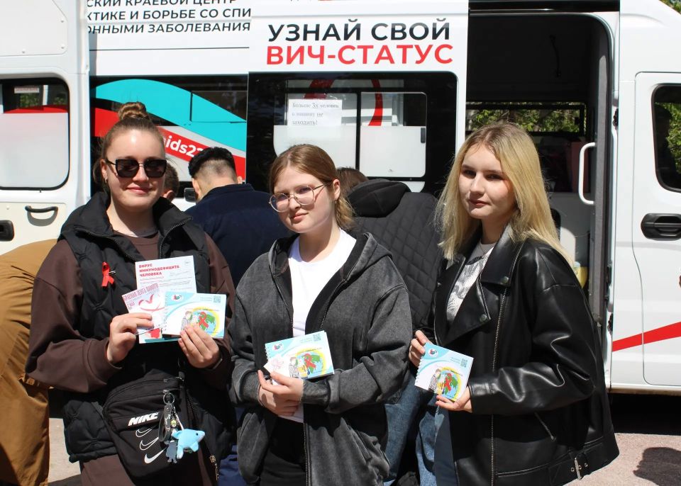 Красная лента памяти: как в столице Алтайского края прошел День памяти умерших от СПИДа в парке Изумрудный Красная лента памяти: как в столице Алтайского края прошел День памяти умерших от СПИДа в парке Изумрудный