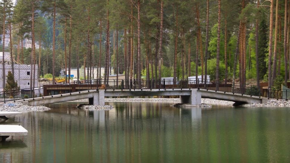 Крупный резидент "Бирюзовой Катуни" достраивает четырехзвездочный комплекс на нескольких гектарах Крупный резидент "Бирюзовой Катуни" достраивает четырехзвездочный комплекс на нескольких гектарах