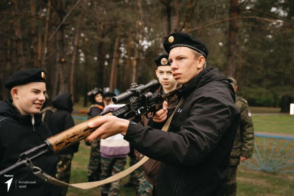 «Проведение военно-патриотической игры «Зарница 2.0» в Алтайском крае – это яркое свидетельство того, насколько высок интерес нашей молодежи к защите Родины и изучению ее истории «Проведение военно-патриотической игры «Зарница 2.0» в Алтайском крае – это яркое свидетельство того, насколько высок интерес нашей молодежи к защите Родины и изучению ее истории