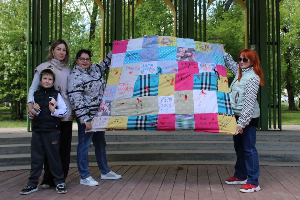 Красная лента памяти: как в столице Алтайского края прошел День памяти умерших от СПИДа в парке Изумрудный Красная лента памяти: как в столице Алтайского края прошел День памяти умерших от СПИДа в парке Изумрудный