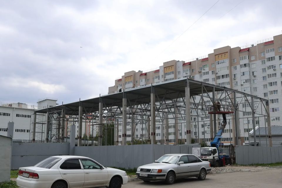 В Барнауле между ТЦ "Весна" и "Огни" строят новый торговый центр