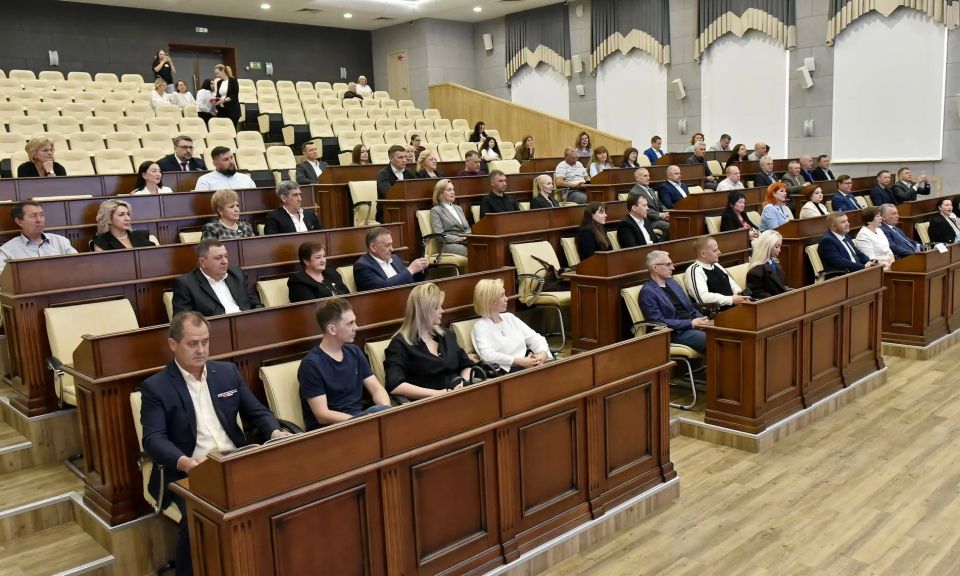 В администрации Барнаула наградили предпринимателей в преддверии профессионального праздника