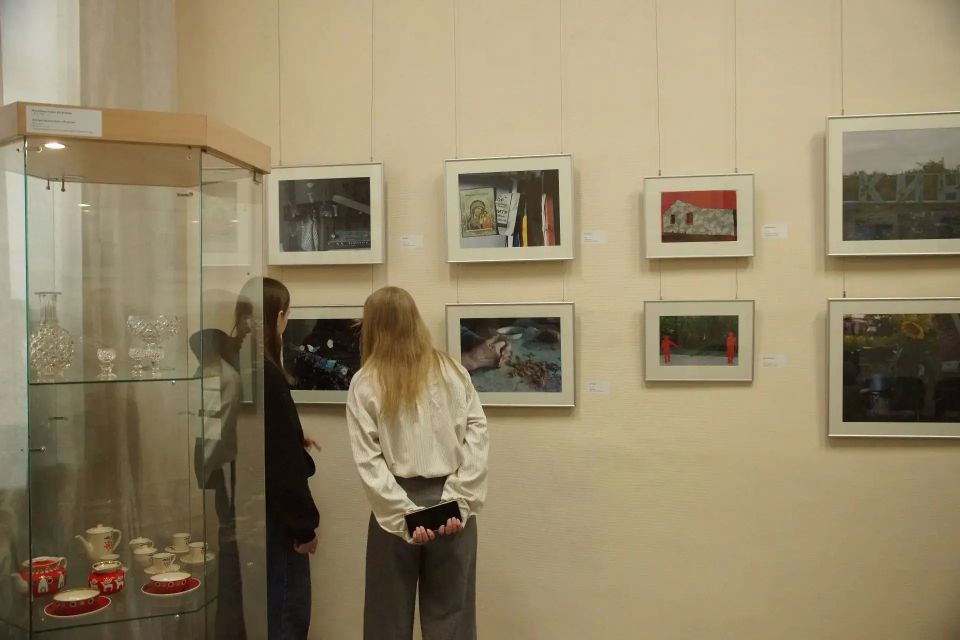 «На мой дом летит комета»: фотовыставка о прощании с детством открылась в Барнауле «На мой дом летит комета»: фотовыставка о прощании с детством открылась в Барнауле