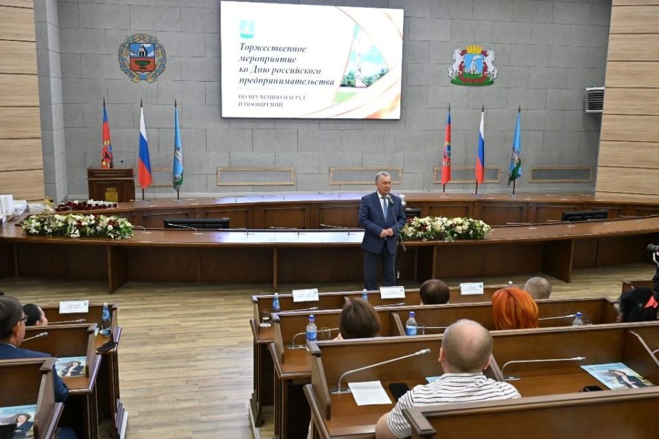Александр Романенко поздравил барнаульских предпринимателей с профессиональным праздником Александр Романенко поздравил барнаульских предпринимателей с профессиональным праздником