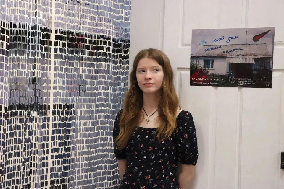 «На мой дом летит комета»: фотовыставка о прощании с детством открылась в Барнауле