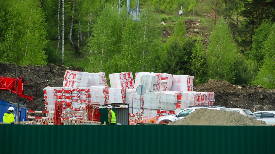 Инвестор, связанный с российским предпринимателем Аркадием Ротенбергом, строит три звездных отеля на "Бирюзовой Катуни" Инвестор, связанный с российским предпринимателем Аркадием Ротенбергом, строит три звездных отеля на "Бирюзовой Катуни"