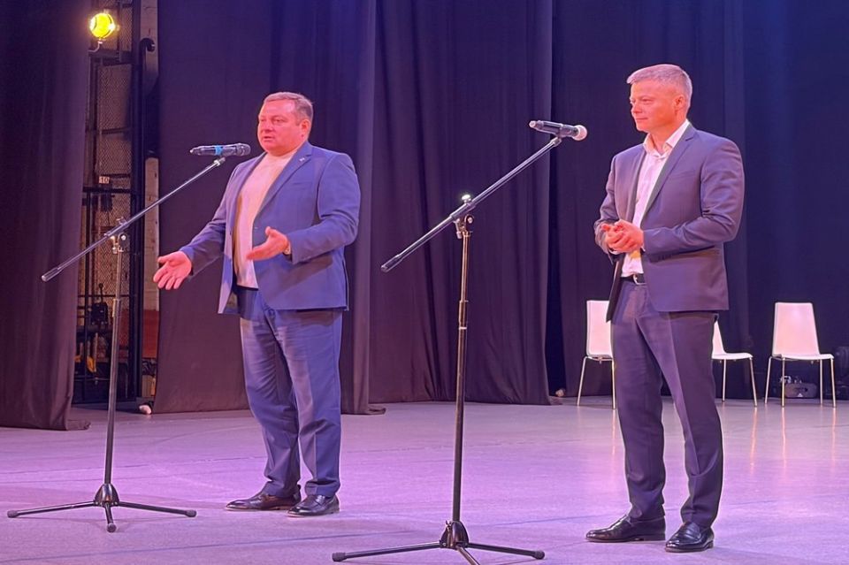 Депутат АКЗС Александр Лисицын встретился с активистами общественного клуба «Оптимисты», который работает на базе Дворца культуры города Барнаула Депутат АКЗС Александр Лисицын встретился с активистами общественного клуба «Оптимисты», который работает на базе Дворца культуры города Барнаула