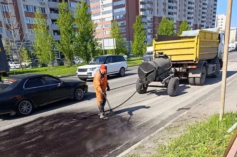Барнаульские дорожники продолжают текущий ремонт дорог Барнаульские дорожники продолжают текущий ремонт дорог