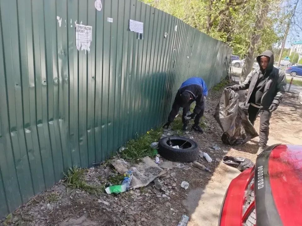 На территории Центрального района продолжается работа по уборке прилегающих территорий к предприятиям потребительского рынка и социально-значимым объектам На территории Центрального района продолжается работа по уборке прилегающих территорий к предприятиям потребительского рынка и социально-значимым объектам