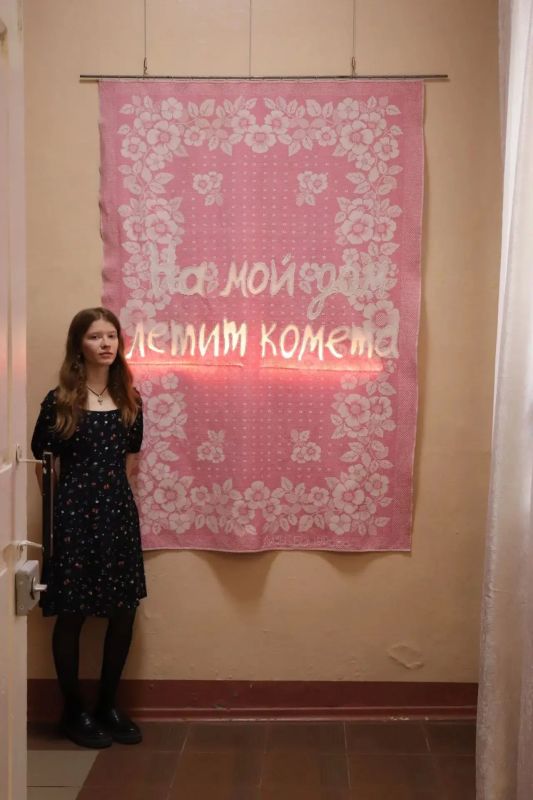 «На мой дом летит комета»: фотовыставка о прощании с детством открылась в Барнауле «На мой дом летит комета»: фотовыставка о прощании с детством открылась в Барнауле