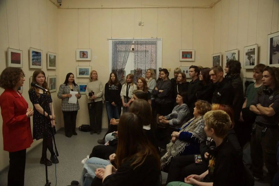 «На мой дом летит комета»: фотовыставка о прощании с детством открылась в Барнауле «На мой дом летит комета»: фотовыставка о прощании с детством открылась в Барнауле