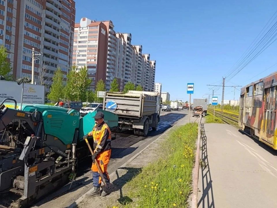 На барнаульских дорогах укладывают новый асфальт