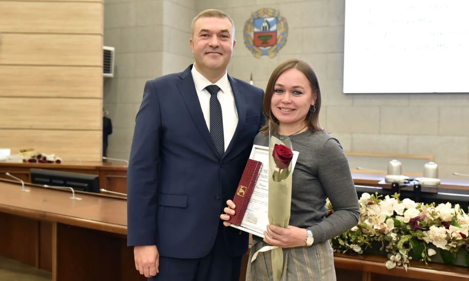 От имени главы города Вячеслава Франка поздравил присутствующих с профессиональным праздником заместитель главы администрации города по экономической политике Сергей Рябчун От имени главы города Вячеслава Франка поздравил присутствующих с профессиональным праздником заместитель главы администрации города по экономической политике Сергей Рябчун